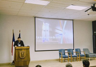 Workshop por el Día Internacional de la Luz reunió a estudiantes y comunidad en torno a la ciencia y las tecnologías cuánticas